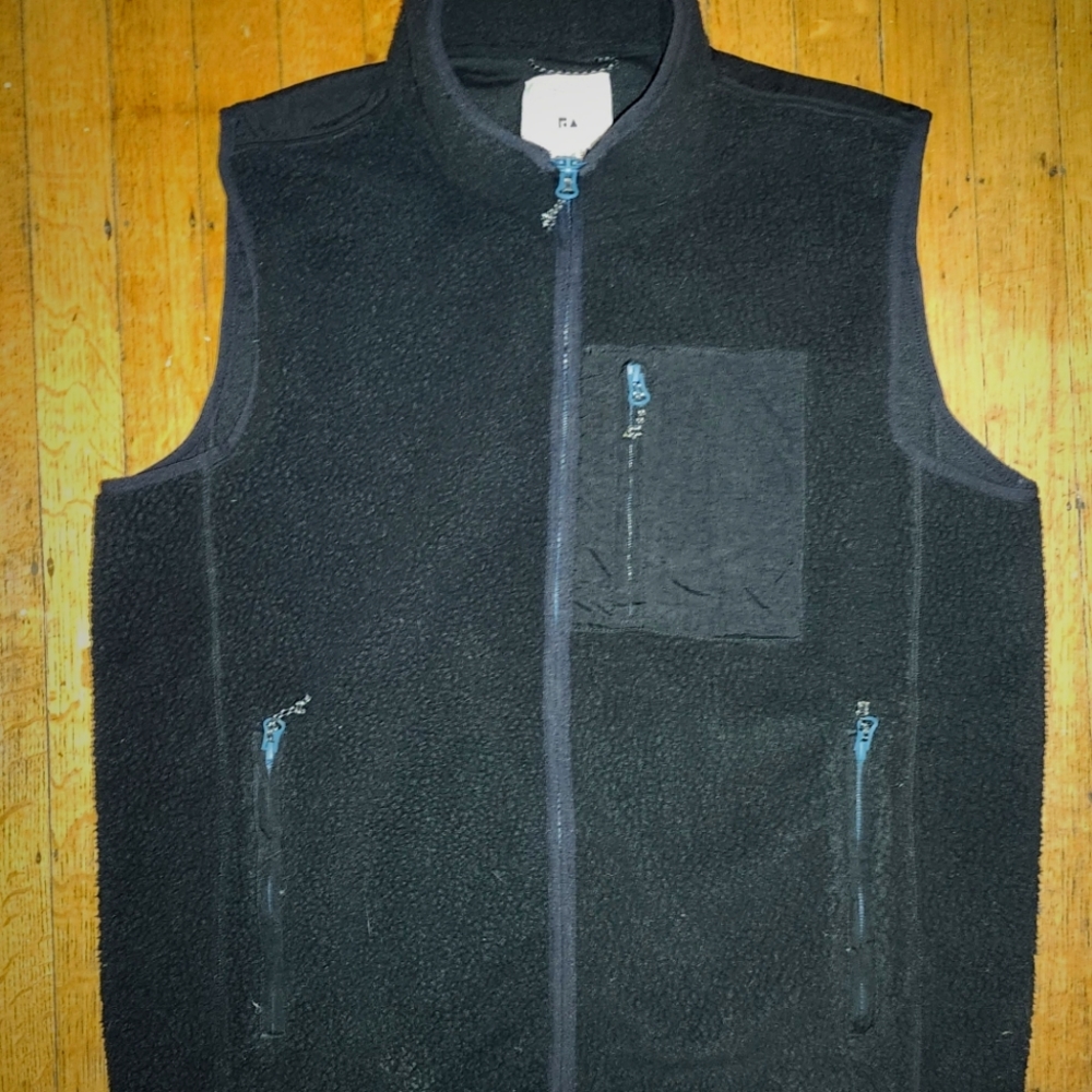Free Assembly  Black fleece vest size medium